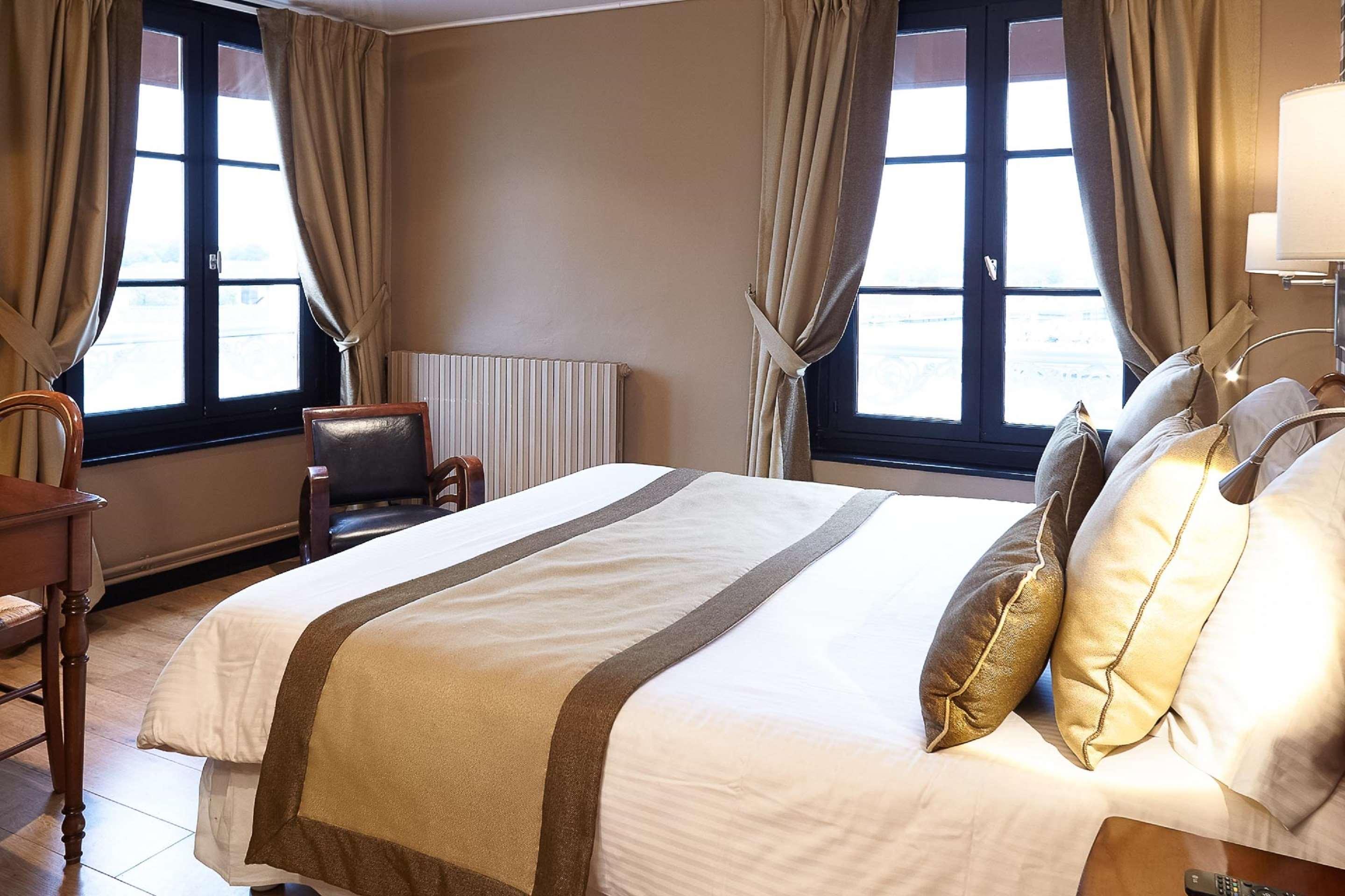 Best Western Le Cheval Blanc -Vue Sur Le Port-Plein Centre Ville Онфльор Екстериор снимка