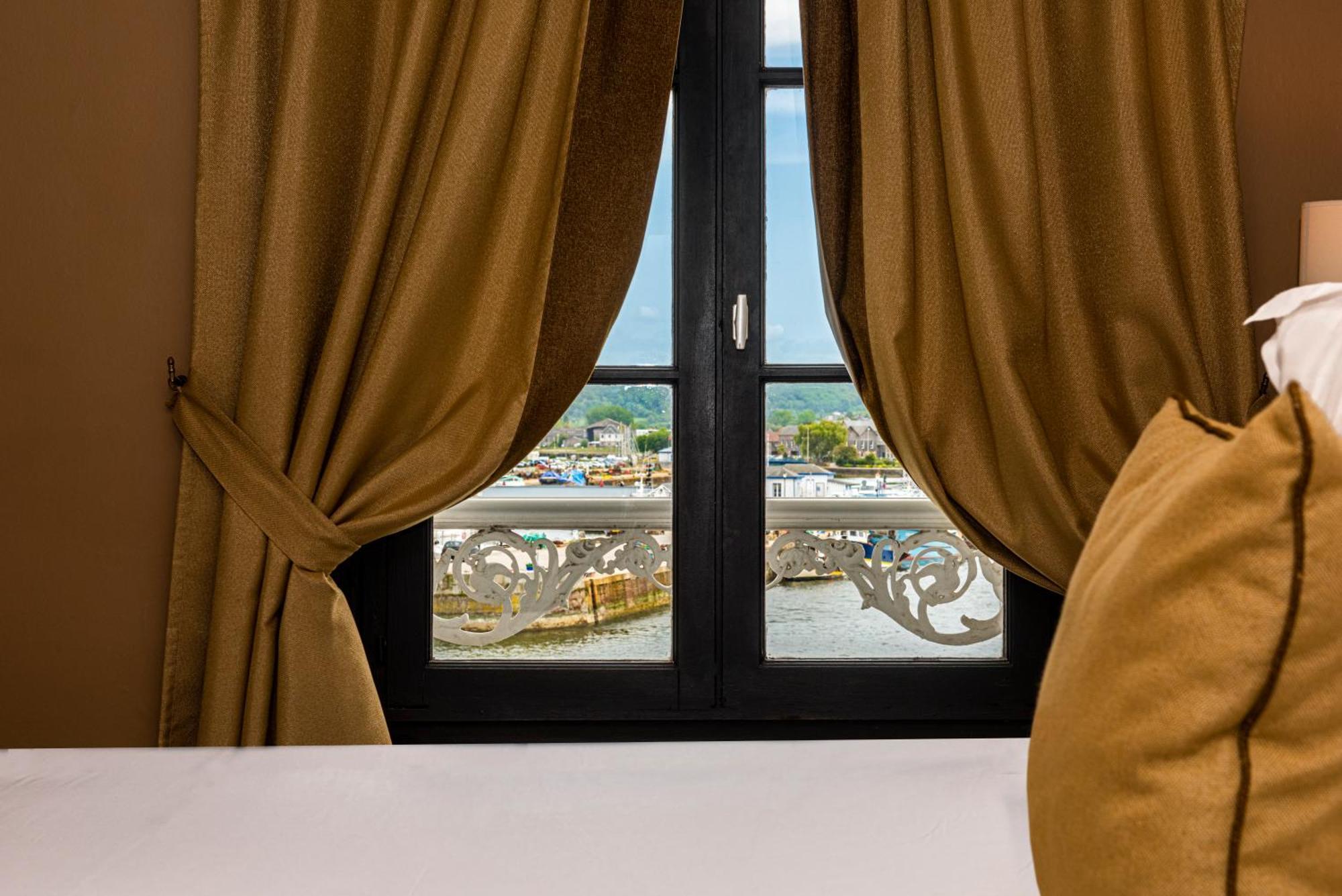 Best Western Le Cheval Blanc -Vue Sur Le Port-Plein Centre Ville Онфльор Екстериор снимка