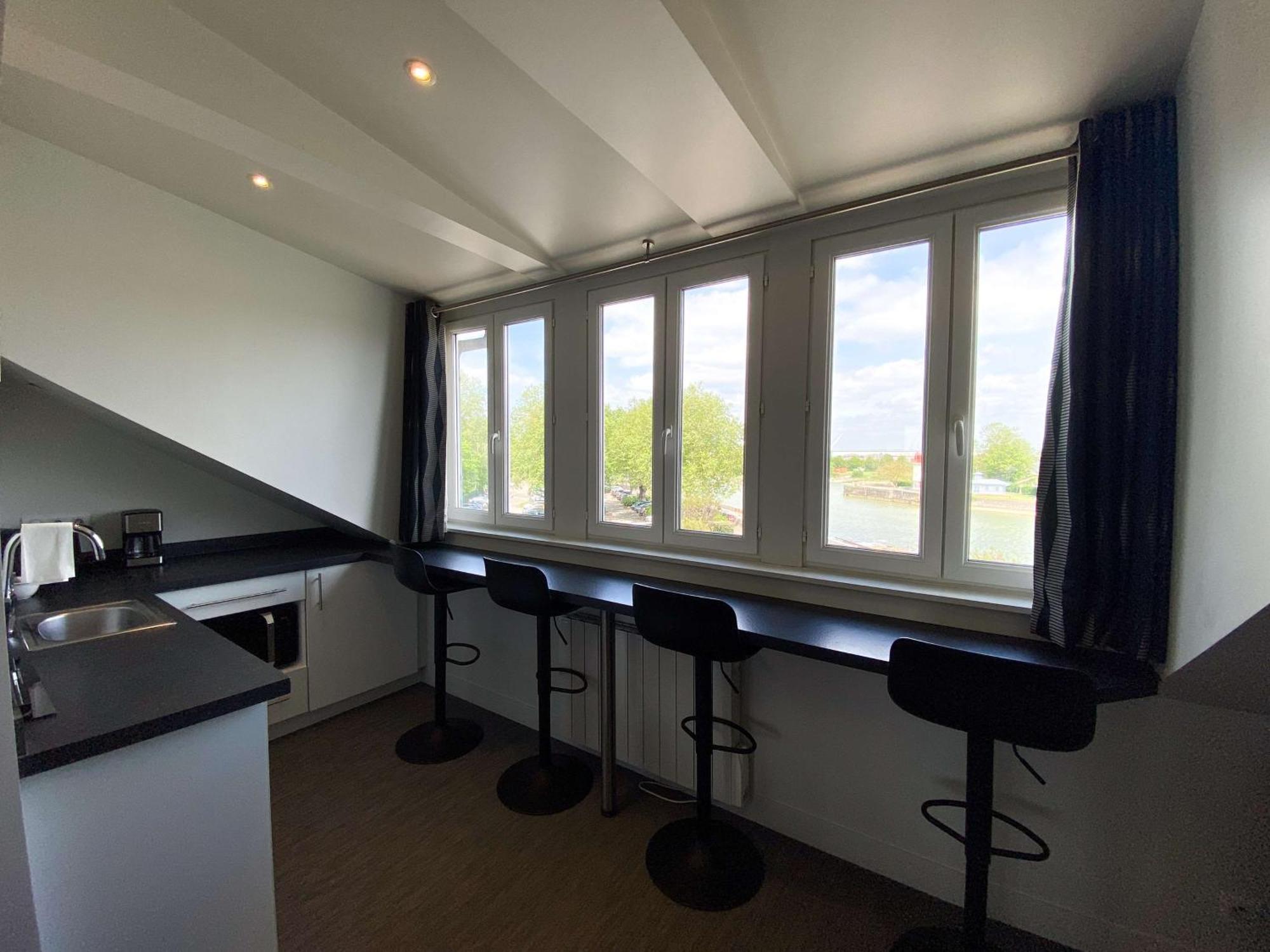 Best Western Le Cheval Blanc -Vue Sur Le Port-Plein Centre Ville Онфльор Екстериор снимка