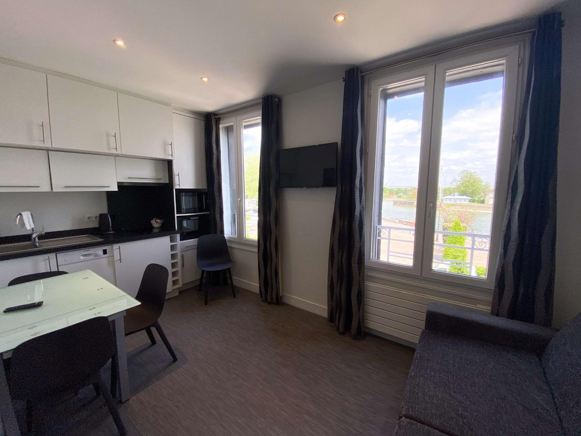 Best Western Le Cheval Blanc -Vue Sur Le Port-Plein Centre Ville Онфльор Екстериор снимка